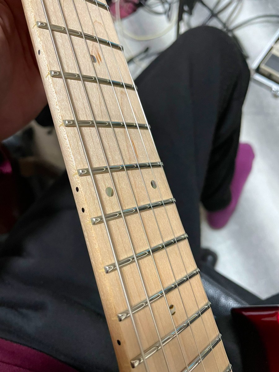 hyperviyon's tweet photo. 弦交換のついでにフレット磨いてみた！
パッと見 新品のギターみたくなった😆

#FRETBUTTER
#ERNIEBALL
#guitar https://t.co/3pyHktok2g
