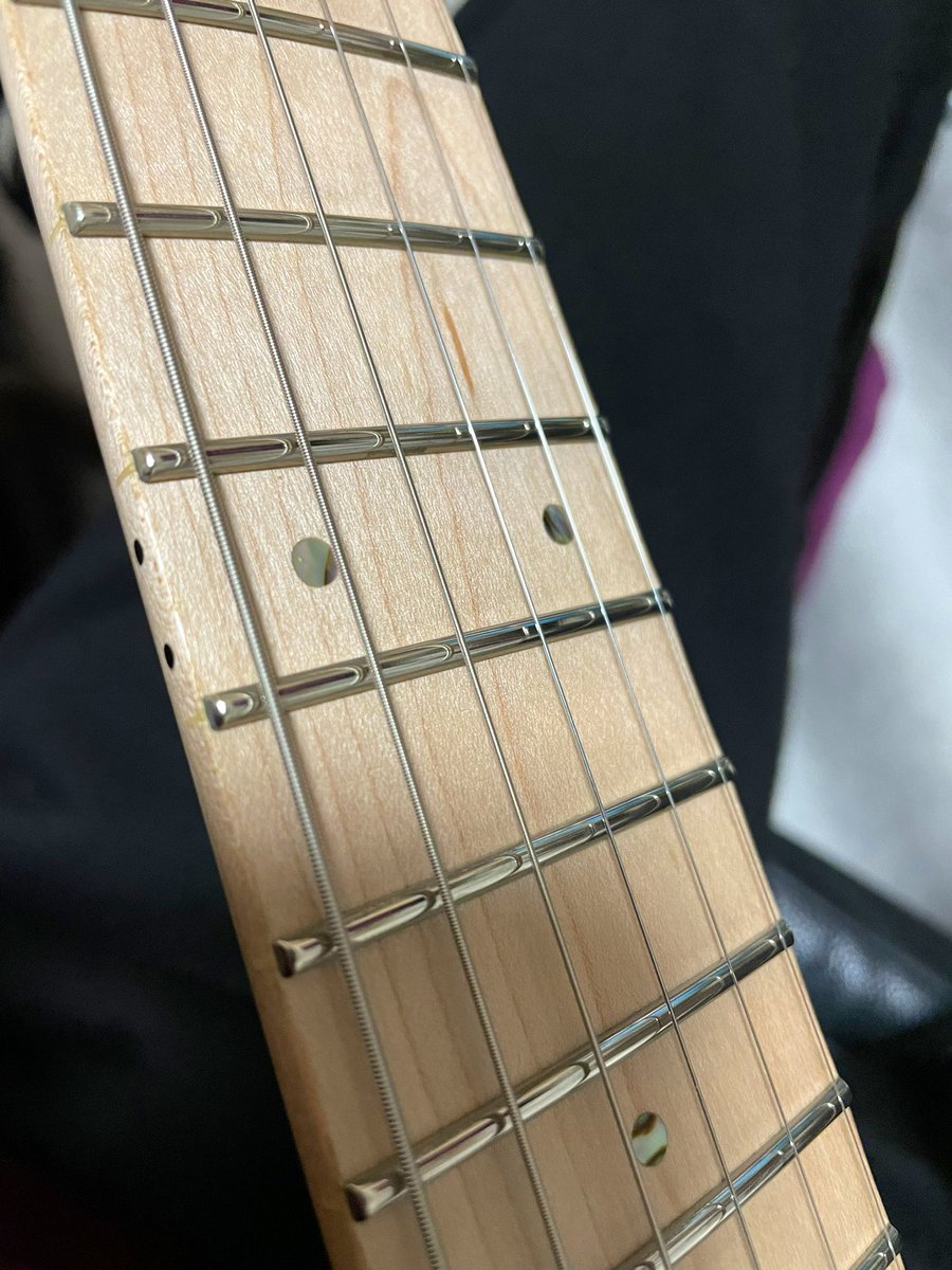 hyperviyon's tweet photo. 弦交換のついでにフレット磨いてみた！
パッと見 新品のギターみたくなった😆

#FRETBUTTER
#ERNIEBALL
#guitar https://t.co/3pyHktok2g