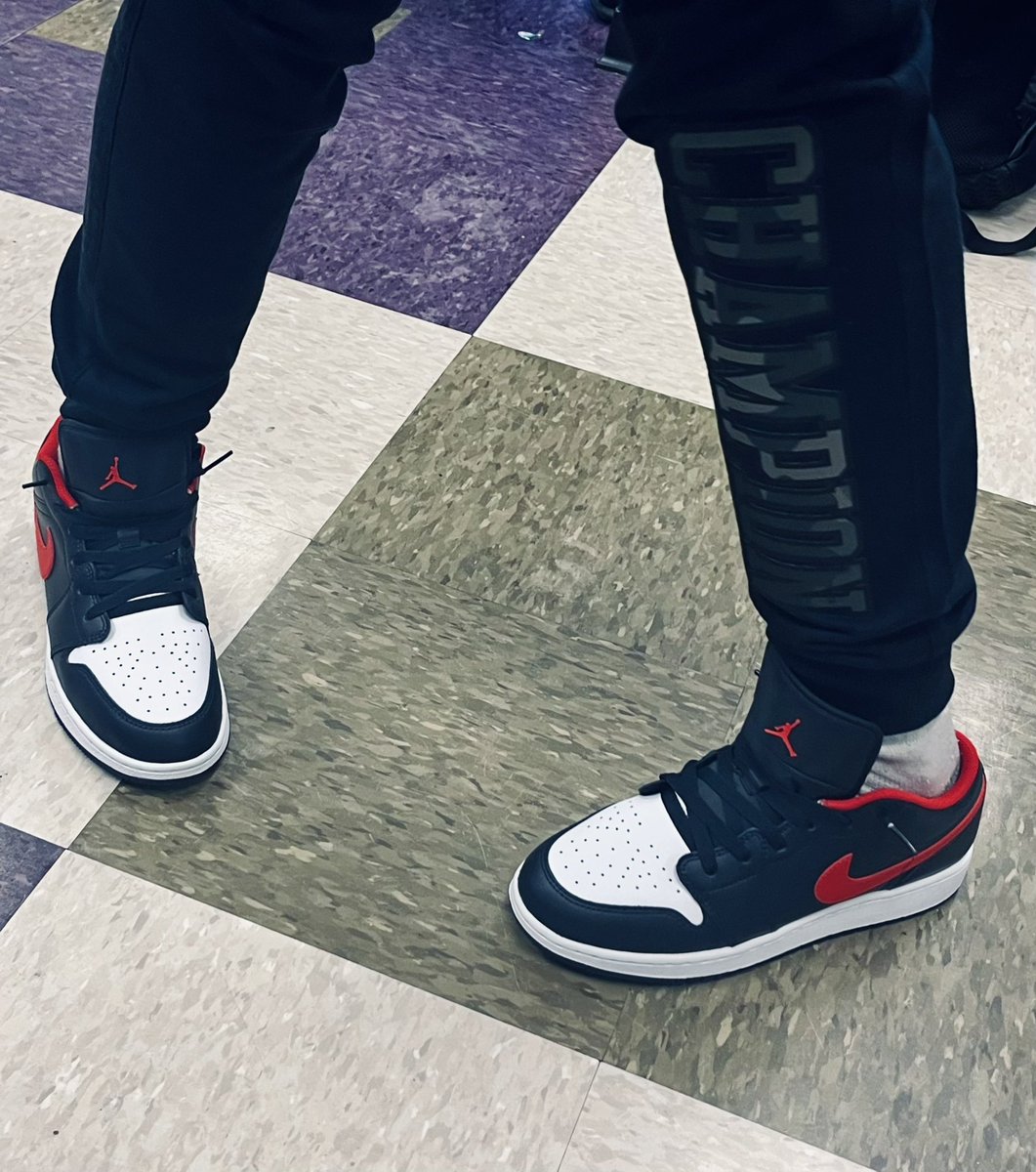 WrightMerrie's tweet photo. Christmas was good to the middle schoolers.👟😁#newgear #nocreases https://t.co/zFZsyv4Ew8
