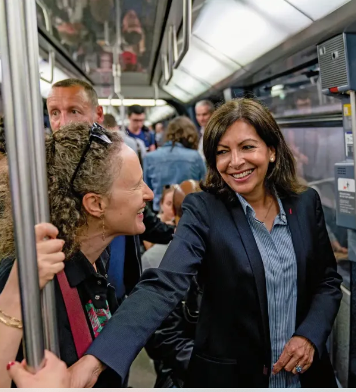 mtwit75's tweet photo. " #ColombeBrossel, adjointe à la propreté d'#AnneHidalgo, touche 16.262 € par an en tant que présidente de la Semaest, et 7.273 € comme vice-présidente de l’agence des déchets ménagers Syctom, le tout en plus de son indemnité d’adjointe de 67.675 €. "
https://t.co/oEAKaz4ejZ https://t.co/nHs82dSZuc
