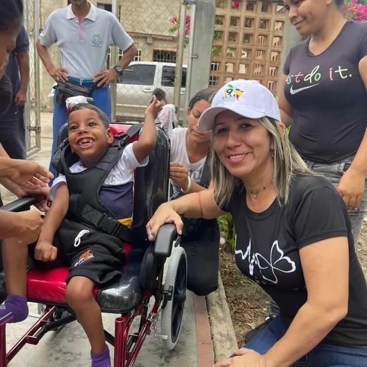 GobDeZamora's tweet photo. #09ENE

Realizada entrega de materiales y ayudas técnicas en la parroquia Augusto Mijares (Tocorón) por parte de nuestra alcaldesa @cheanahis gracias al apoyo de la gobernadora @Soykarinacarpio, atendiendo el llamado del pueblo a través del #1x10DelBuenGobierno 
@NicolasMaduro https://t.co/nrqw95gojN