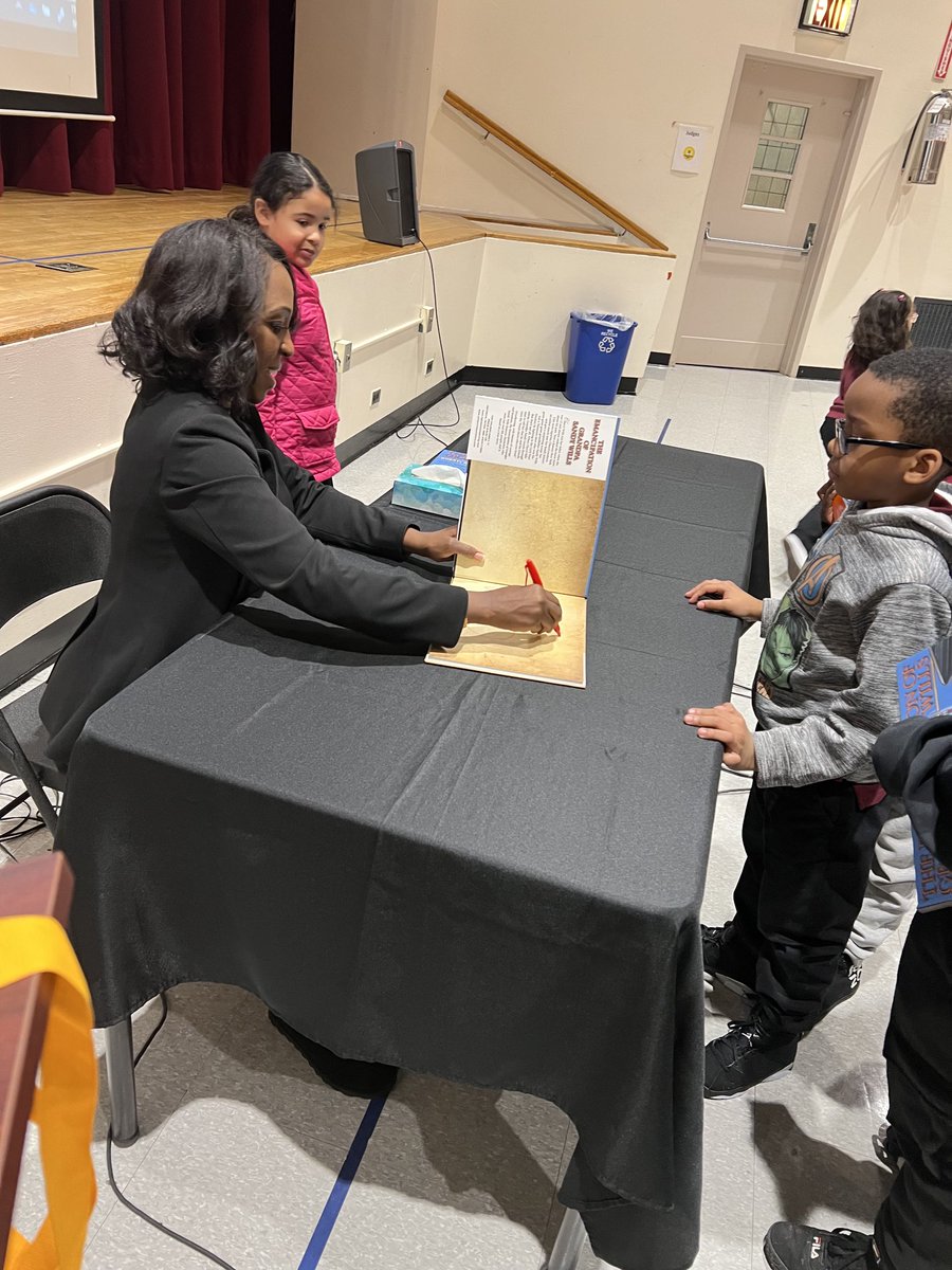 Motivational Mondays at PS 59 with Cheryl Wills: Author, Television Anchor & Actor, NY1 News Reporter & Journalist and so much more! What an inspiration to our students today! #Excellencealways@PS59 ⁦@District14Supt⁩ ⁦@NYCSchools⁩ ⁦⁦⁦⁦@cherylwillsny1⁩