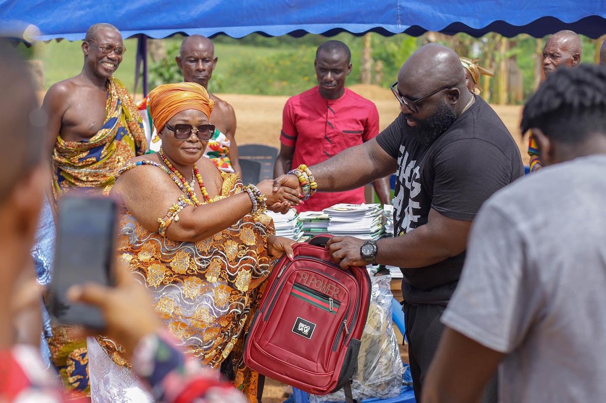 biggsaveproject's tweet photo. Humanity won at Abeadze Odumasi in the central region as we all joined hands to support students of AME Zion school.
Thanks to everyone who contributed and everyone who helped us pull this off. #BiggSaveProject https://t.co/hpOUeju2Ph