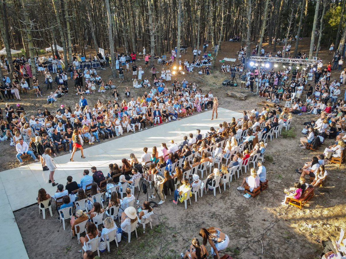 muni_pinamar's tweet photo. ¡Se viene la 19° edición de #PinamarModaLook! Tendrá lugar el jueves 12 de enero, a las 18h, en el Auditorio Piña (Bunge y Camino de los Pioneros). https://t.co/UKvGQNsqsO