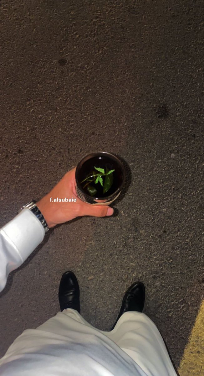 أنا كيف أبنسى طيف حبك وأنا لليوم 
تراودني الذكرى على كاسة الشاهي .