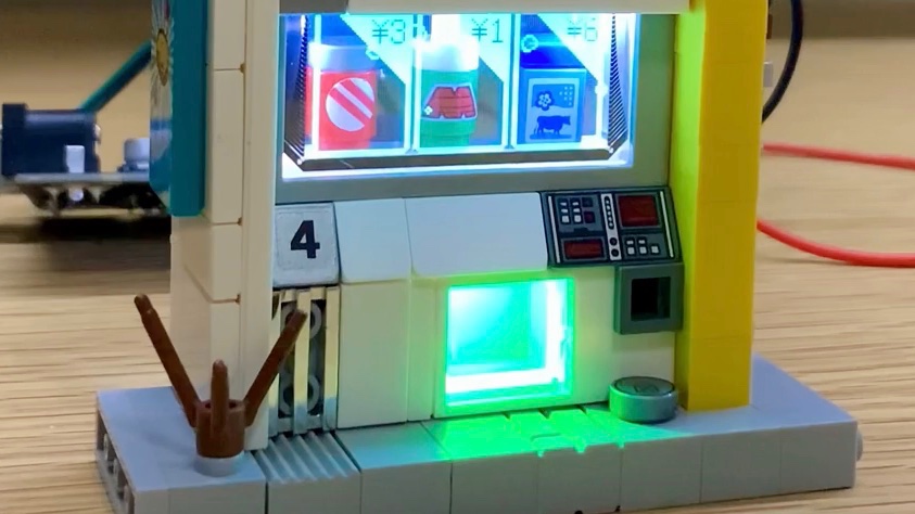 LEGO cyberpunk vending machine made with an Arduino Uno, a transparent OLED display, and the U8g2 library: reddit.com/r/arduino/comm…
