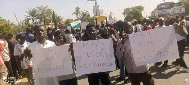 JoshuaRotimi10's tweet photo. Taraba state university protesting 
#PayOurLecturerSalery https://t.co/WHzrDVXsLw