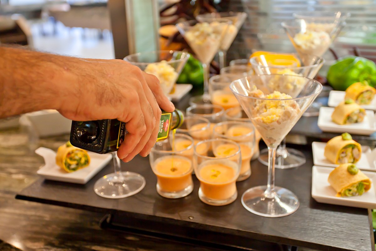 FERGUSHotels's tweet image. 🍽️La gastronomía es una parte fundamental. Nos encargamos de ofrecer en los #buffets de nuestros hoteles, la máxima calidad y platos elaborados con productos de proximidad
¡En #FERGUSBermudas tenemos opciones para todos los paladares!💜
_
💜 FERGUS Bermudas
📍Palmanova, Mallorca