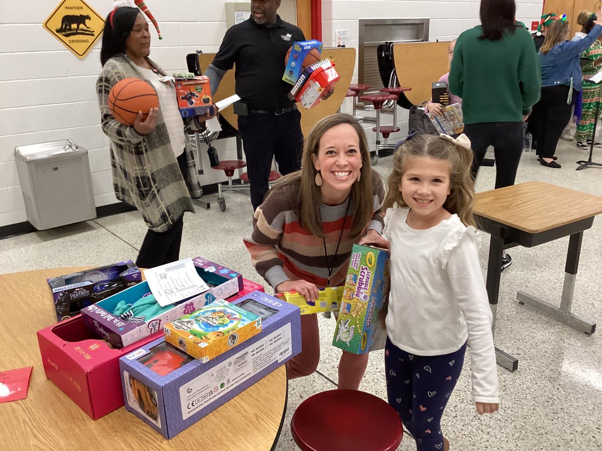 Toys and many cheers reach students thanks to a strong community partnership with Noblemen. Read the full story here:
vbcpsblogs.com/core/toys-and-… #lovevbschools #vbfutureready #futurereadyvb