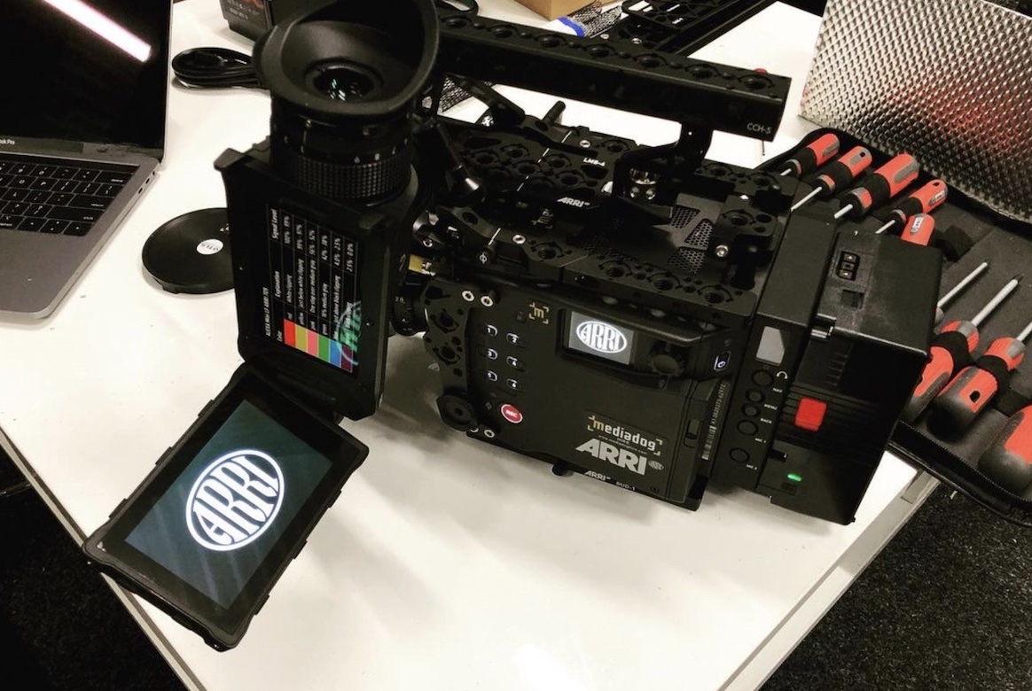 mediadoghire's tweet photo. Today is 'Clean off your desk day' This Arri Alexa 35 is cluttering up my desk a bit, but I really don't mind!!!
#CleanOffYourDeskDay #alexa35 #arrialexa35 #arri35mm #arri #super35 #true4k #doplife #dop #doplife #rentalhouse #kithire #yourshootstartshere https://t.co/9OcHAuu1K5