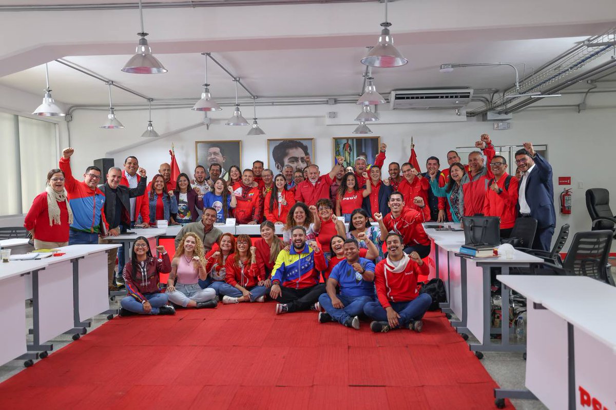 jaarreaza's tweet photo. El @PartidoPSUV encendió sus motores para el 2023. Hoy se realizó nuestra primera reunión conjunta de las Direcciones Nacionales del Partido y de la @JuventudPSUV. Unid@s ¡Siempre Venceremos! https://t.co/7qXTspozwU