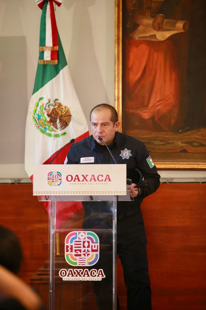 SSPC_GobOax's tweet photo. En conferencia de prensa, el secretario @IvanGarcia_A informó que, en la #SSPC en coordinación con la @FISCALIA_GobOax, se da puntual atención a los temas de extorsión y antisecuestro, a fin de dar una atención eficaz y oportuna a las demandas de la ciudadanía. https://t.co/Nf25OE2Jbe