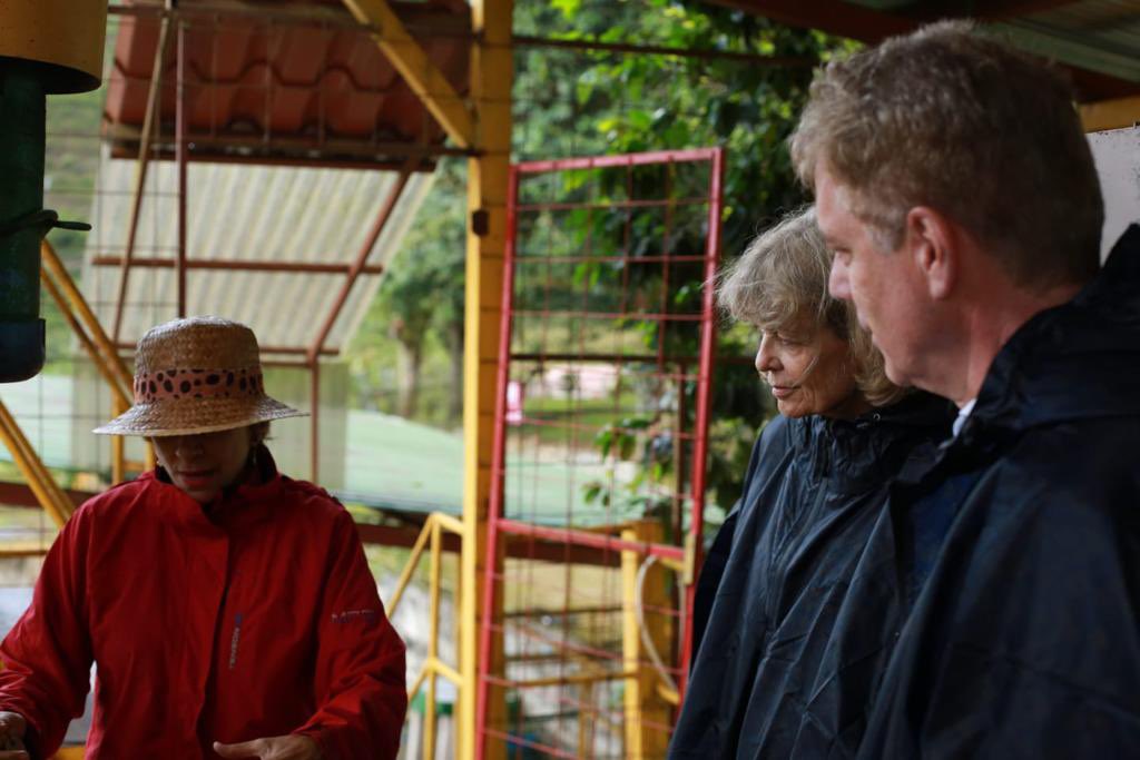 AlemaniaenCR's tweet photo. ¿Qué es la NAMA Café? Se trata del primer proyecto agrícola del mundo en implementar una Acción de Mitigación (#NAMA) de emisiones que contribuyen al cambio climático. El embajador Kriener y Petra Kriener visitaron un beneficio que participó en este importante proyecto ☕️ https://t.co/NjnO9myhkh