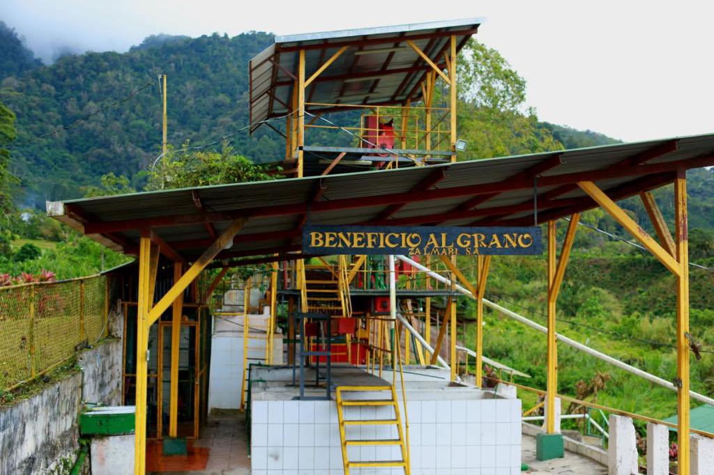 AlemaniaenCR's tweet photo. ¿Qué es la NAMA Café? Se trata del primer proyecto agrícola del mundo en implementar una Acción de Mitigación (#NAMA) de emisiones que contribuyen al cambio climático. El embajador Kriener y Petra Kriener visitaron un beneficio que participó en este importante proyecto ☕️ https://t.co/NjnO9myhkh