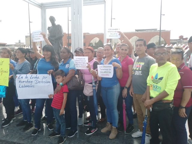 aracelys_fer's tweet photo. La Concejal y Docente Aracelys Contreras se dio cita en la concentración en apoyo al gremio docente en la Plaza Bolívar de San Félix, por una mejora salarial y para la firma de la  III Convención colectiva. https://t.co/nPzmL5l1aH
