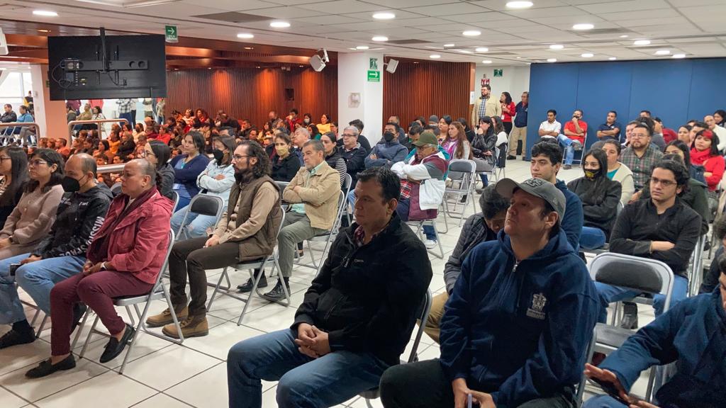 CesarBarbaD's tweet photo. En el edificio Valentín Gómez Farías, la comunidad del @sems_udg escuchamos la charla informativa de nuestro rector general @rvillanueval para conocer a fondo el injusto encarcelamiento de nuestros estudiantes por defender un parque https://t.co/P0LvDcWzTZ