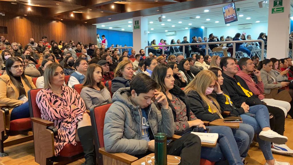 CesarBarbaD's tweet photo. En el edificio Valentín Gómez Farías, la comunidad del @sems_udg escuchamos la charla informativa de nuestro rector general @rvillanueval para conocer a fondo el injusto encarcelamiento de nuestros estudiantes por defender un parque https://t.co/P0LvDcWzTZ