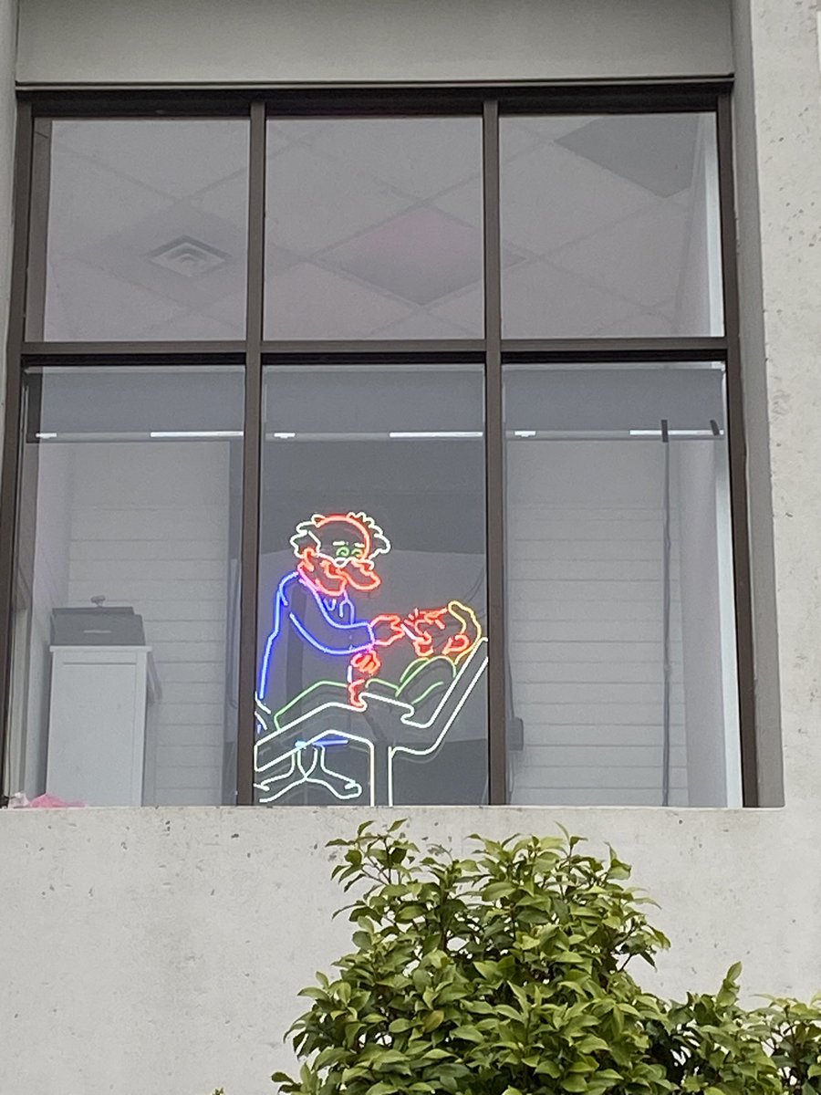 MikePHager's tweet photo. There’s never been a @j_mcelroy bracket on #Vancouver’s best (current) neon sign, because this dental clinic in Southern False Creek would crush all competitors. #painwaves https://t.co/BxNnx1MSOT