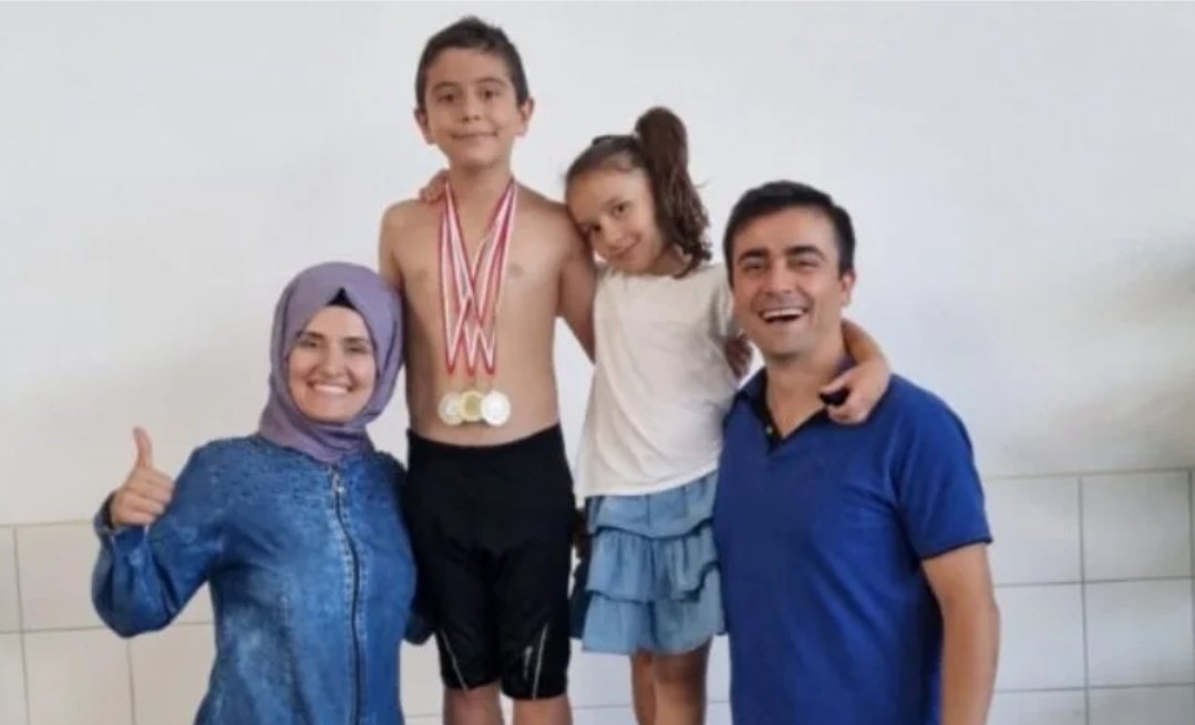 Anne babasıyla birlikte geçtiğimiz nisan ayında Meriç Nehri’ni geçerek Almanya’ya gelmeyi başaran 9 yaşındaki Metin Kocabıyık, 5. Nürnberg Çocuk Yüzme Yarışması’nda 2 dalda birincilik, 2 dalda ikincilik alarak 4 madalya kazandı.
#YeniHayatlar
#KHKlıHerYerde