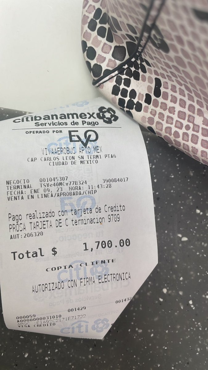 ANG1411's tweet photo. @VivaTeEscucha hola necesito ayuda ya que me realizaron un cobro extra de mi equipaje. Siendo que tenía contratados extras para no realizar el pago al documentar. @Profeco https://t.co/SHVbt346E4