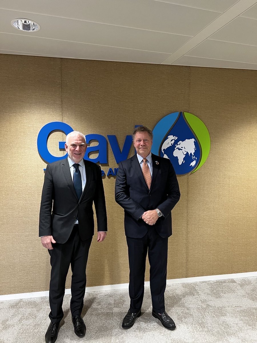 JochenFlasbarth's tweet photo. At a meeting with ⁦@GaviSeth⁩ we agreed on deepening our collaboration on support for developing countries to manufacture vaccines &amp; to develop pharmaceutical capacities &amp; industries in their countries. Another issue: better pandamic preparedness &amp; prevention. ⁦@gavi⁩ https://t.co/6OfOeDLbxT