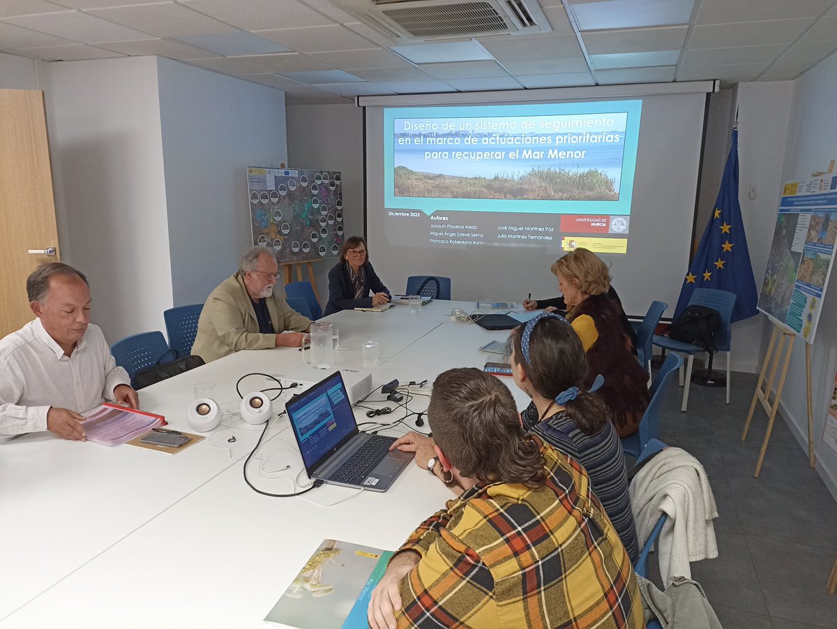 OficinaMarMenor's tweet photo. La @OficinaMarMenor ha estado analizando con la @UMU la propuesta del sistema de indicadores para el seguimiento del estado del #MarMenor y el Marco de Actuaciones Prioritarias para Recuperar el Mar Menor (MAPMM), que está ejecutando el @mitecogob. https://t.co/DLCI2Zt7xU