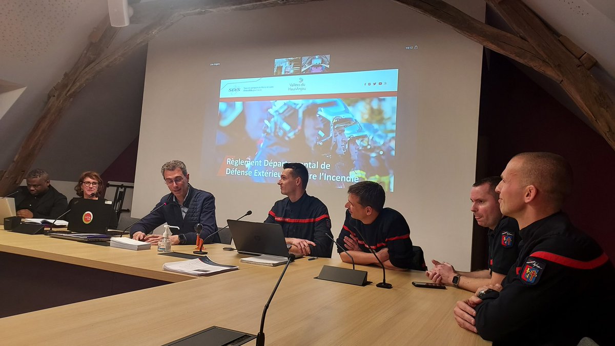 Conférence des maires, échanges important sur réglement départemental de Défense Extérieure contre l'Incendie <a href="/MNooruddine/">Muhammad Nooruddine</a> <a href="/EGlemot/">Etienne GLÉMOT</a> <a href="/Virguichard49/">Virginie Guichard</a> <a href="/Fouchereau2/">MA Fouchereau</a> <a href="/AugereauTony/">Augereau Tony</a> <a href="/PCrubleau/">Pascal CRUBLEAU</a> <a href="/PagisJean/">Jean Pagis</a> rôle du maire #ccvha merci <a href="/SDIS_49/">Sapeurs-pompiers de Maine-et-Loire - SDIS 49</a> <a href="/Maine_et_Loire/">Département Maine-et-Loire</a>