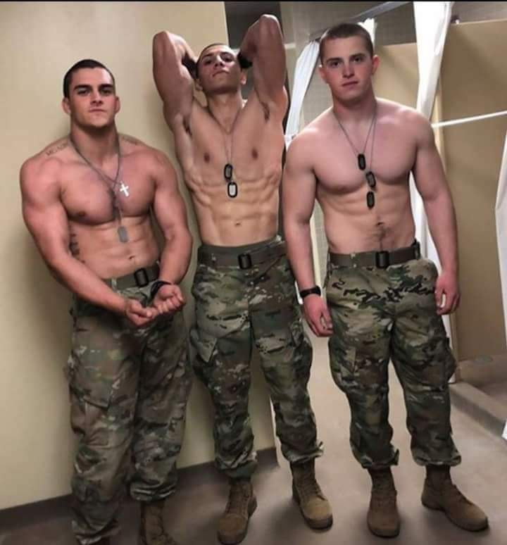Unsucchiacazzi's tweet photo. DOUBLE TWEET:

Thank you to those serving.

AND

Show Me Your Button.

#MilitaryButtons https://t.co/zPPaNmyyU6
