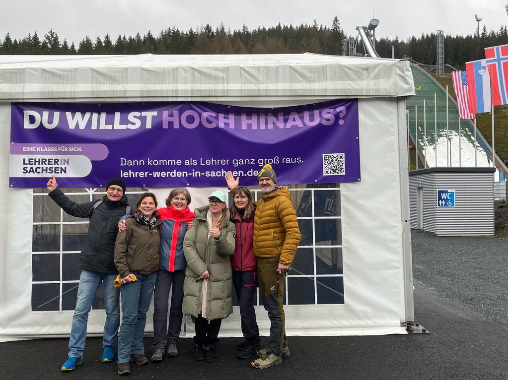 haraldwilke's tweet photo. Mit vier 7.Klassen Wanderlager anstatt Skilanglauf in Klingenthal. Hier an der Vogtlandschanze… war trotzdem schön! https://t.co/yYZBWiKcwO