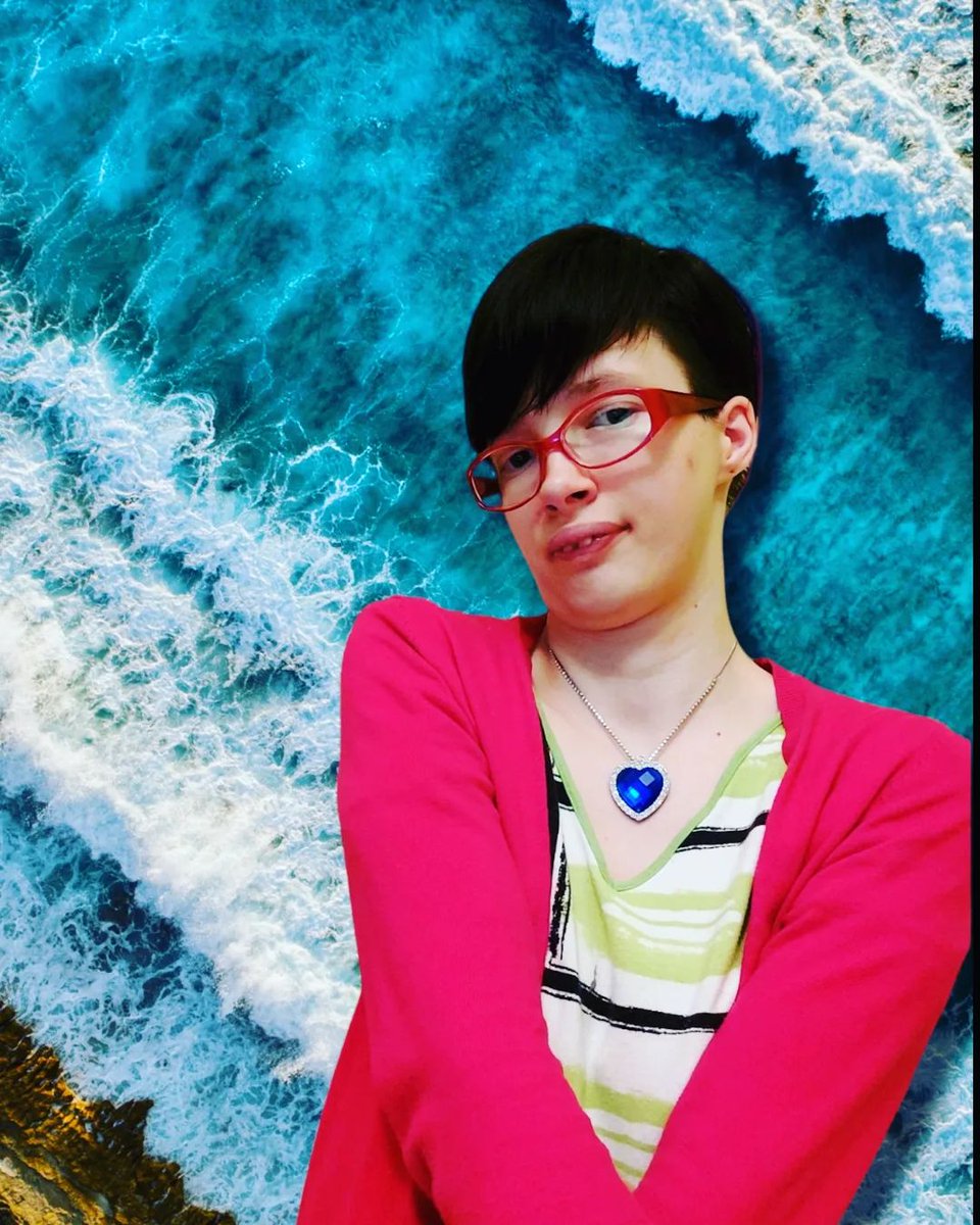 oliwkamaciasto's tweet photo. To zdjęcie z morzem w tle które pokazuje że mam serce oceanu które ma wiele skrytych sekretów morza. https://t.co/O8RsYeffki