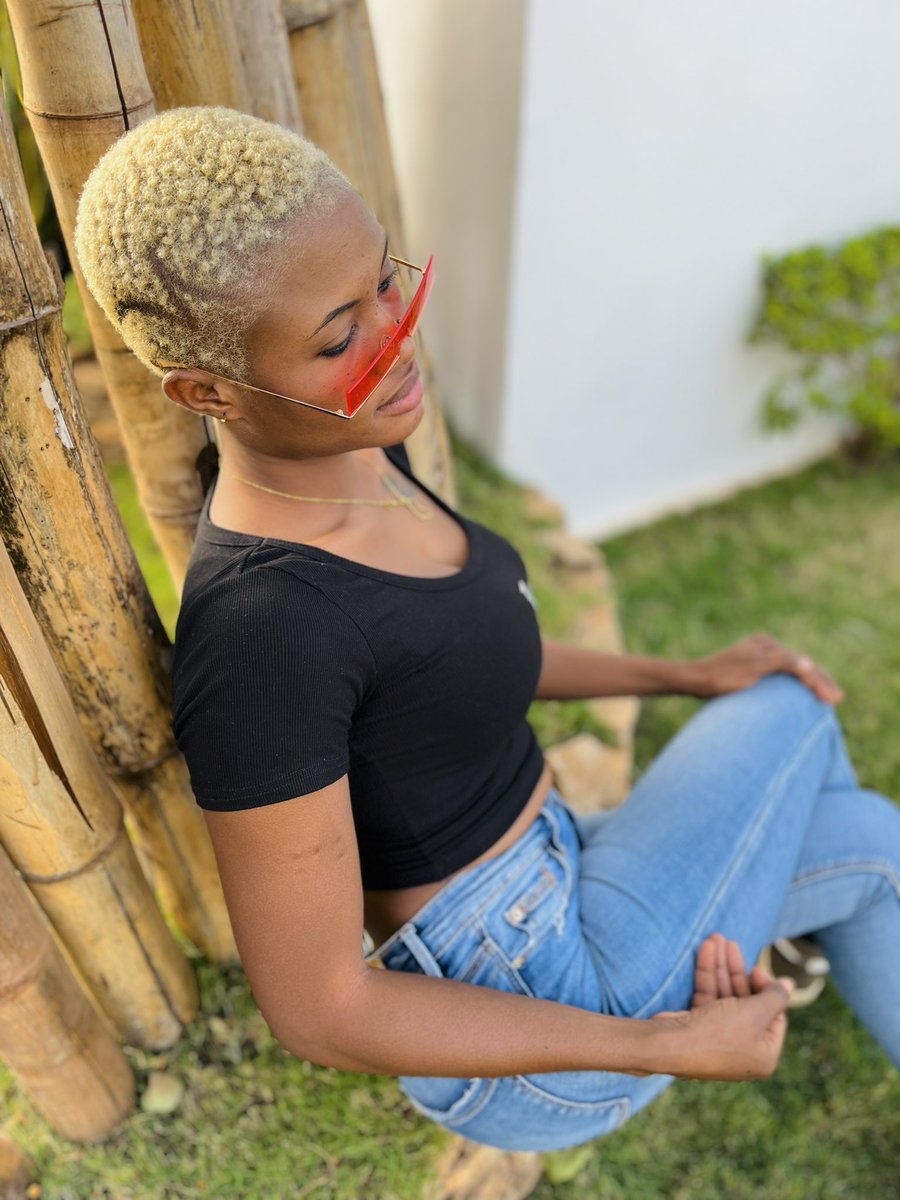 Queenzy_off's tweet photo. Votre Reine vous invite sur sa page 🤣❤️👩🏻‍🦯 https://t.co/Nocbxhb4WT