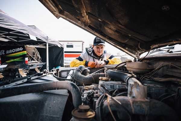 MASMOTOR's tweet photo. Hoy día de descanso en el @dakar Classic. Día que nos ha servido para hacer un mantenimiento total del Patrol, os ponemos alguna foto. Vamos!!!! https://t.co/zzQ4e4cAgj