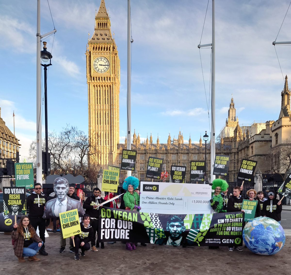 GenV_Esp's tweet photo. ❗️Acción en el centro de Londres para llamar la atención del Primer Ministro Británico y que elija el veganismo a cambio de 1 millón de libras. Hay publicidad con datos sobre veganismo, información sobre maltrato animal y medio ambiente por toda la ciudad. #GoVeganRishiSunak https://t.co/5EbYg12S0K
