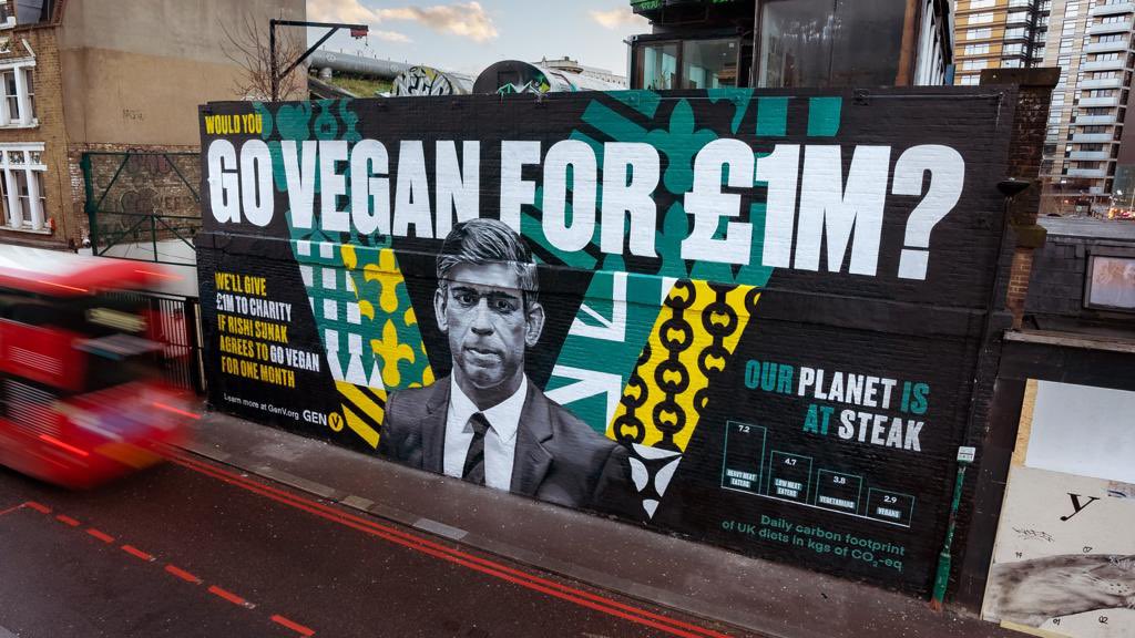 GenV_Esp's tweet photo. ❗️Acción en el centro de Londres para llamar la atención del Primer Ministro Británico y que elija el veganismo a cambio de 1 millón de libras. Hay publicidad con datos sobre veganismo, información sobre maltrato animal y medio ambiente por toda la ciudad. #GoVeganRishiSunak https://t.co/5EbYg12S0K