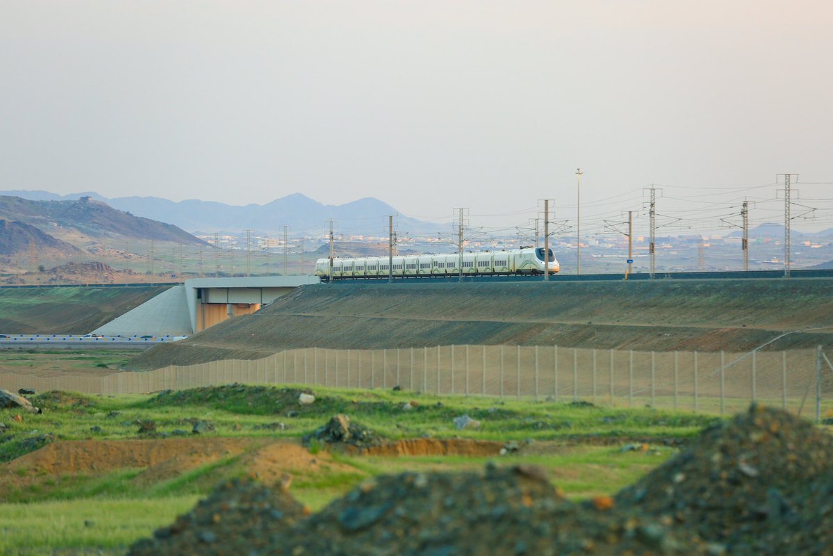 alshoulaHHR's tweet photo. Buenos días.

😍 Así se ha despertado @haramainrailway tras las lluvias de los últimos días en su trayecto desde La Meca a Medina. Os prometemos, @Renfe, que no es césped artificial. 

Por cortesía de @adel_lens https://t.co/zwOt0Rk4bX