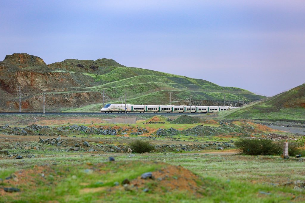 alshoulaHHR's tweet photo. Buenos días.

😍 Así se ha despertado @haramainrailway tras las lluvias de los últimos días en su trayecto desde La Meca a Medina. Os prometemos, @Renfe, que no es césped artificial. 

Por cortesía de @adel_lens https://t.co/zwOt0Rk4bX