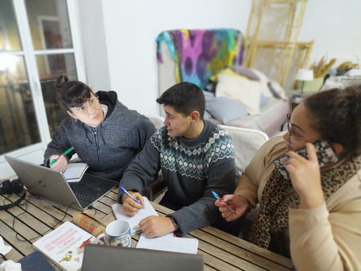 Así empezamos hoy, después del parón de navidad: 
- 2 despidos 
- Una situación de acogida urgente
- Otra compañera con cáncer, en situación administrativa irregular y sin recursos. 
Que nadie tenga la más mínima duda de que otro año más estaremos dando la batalla💪 
#Equipazo💜