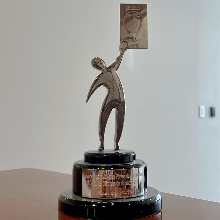 En el #MemoryMonday🏆 del día de hoy, recordamos el premio "Mayorista de Mayores Ventas de Consumibles del Canal de Distribución" de nuestros amigos de OKI en Las Vegas en el año 2012