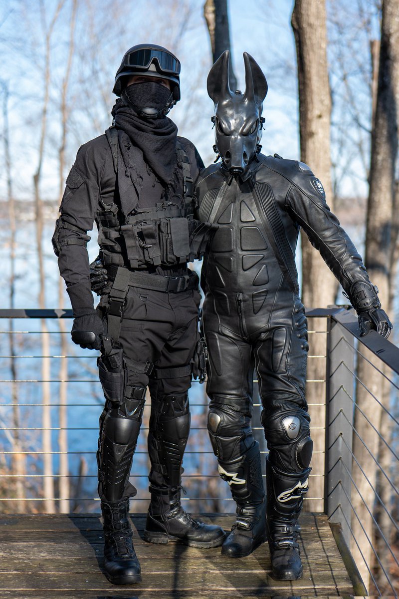CaspianWolfe's tweet photo. A Biker Jackal and a Guard
The gorgeous Jackal being @Rocket_Pup himself.
Photo by the awesome @pupstampy at #SCOVAT22 https://t.co/4lhdh3mAim