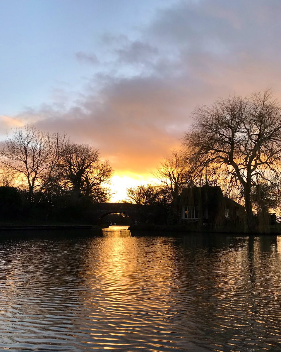 Norton Junction Grand Union Canal 🌅 
#grandunioncanal #northantslife #lifesbetterbywater #dayboats  #inlandnavigators #sunset