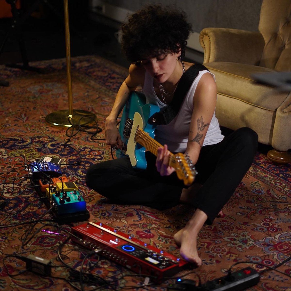 RashaNahasMusic's tweet photo. Thank you @RolandGlobal @bossinfoglobal for equipping me with brilliant gear ahead of the album release.
I'm working non stop on the new live show with the new songs and can't wait to show you all what's been cooking with the #rc600 , insane synth pedal #sy200 and #katanaamp 🖤 https://t.co/4liBisFFBr