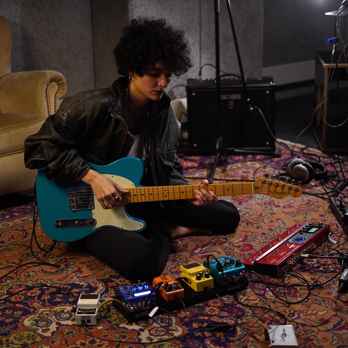 RashaNahasMusic's tweet photo. Thank you @RolandGlobal @bossinfoglobal for equipping me with brilliant gear ahead of the album release.
I'm working non stop on the new live show with the new songs and can't wait to show you all what's been cooking with the #rc600 , insane synth pedal #sy200 and #katanaamp 🖤 https://t.co/4liBisFFBr
