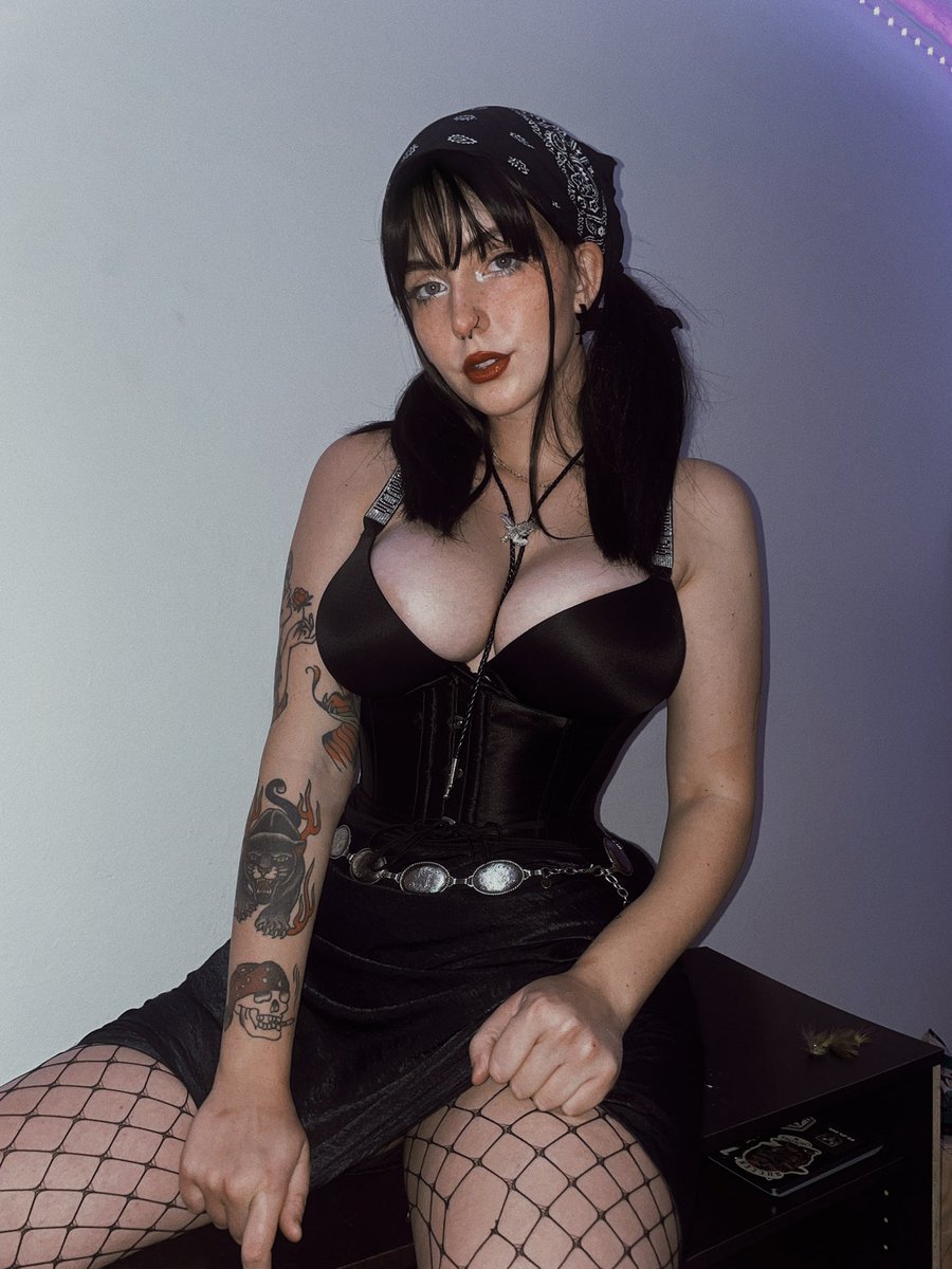 ' 𝘌𝘷𝘦𝘯 𝘵𝘩𝘰𝘶𝘨𝘩 𝘐'𝘮 𝘵𝘩𝘦 𝘴𝘢𝘮𝘦 𝘢𝘨𝘦 𝘢𝘴 𝘺𝘰𝘶, 𝘐 𝘸𝘰𝘯'𝘵 𝘤𝘰𝘮𝘱𝘭𝘢𝘪𝘯 𝘪𝘧 𝘺𝘰𝘶 𝘸𝘢𝘯𝘯𝘢 𝘤𝘢𝘭𝘭 𝘮𝘦 𝐦𝐨𝐦𝐦𝐲. '