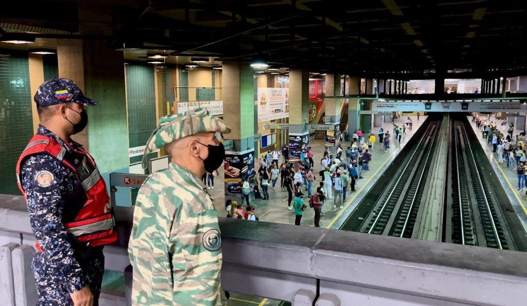 mippci_ven's tweet photo. #EnFotos📸: Con el objetivo de fortalecer el plan integral #ElMetroSeMueveContigo los funcionarios y funcionarias se mantienen  desplegados en el sistema ferroviario garantizando la seguridad y protección de los usuarios y usuarias. 
#ComienzanLosCambiosEnPDVSA https://t.co/CYrmkK1Gc9