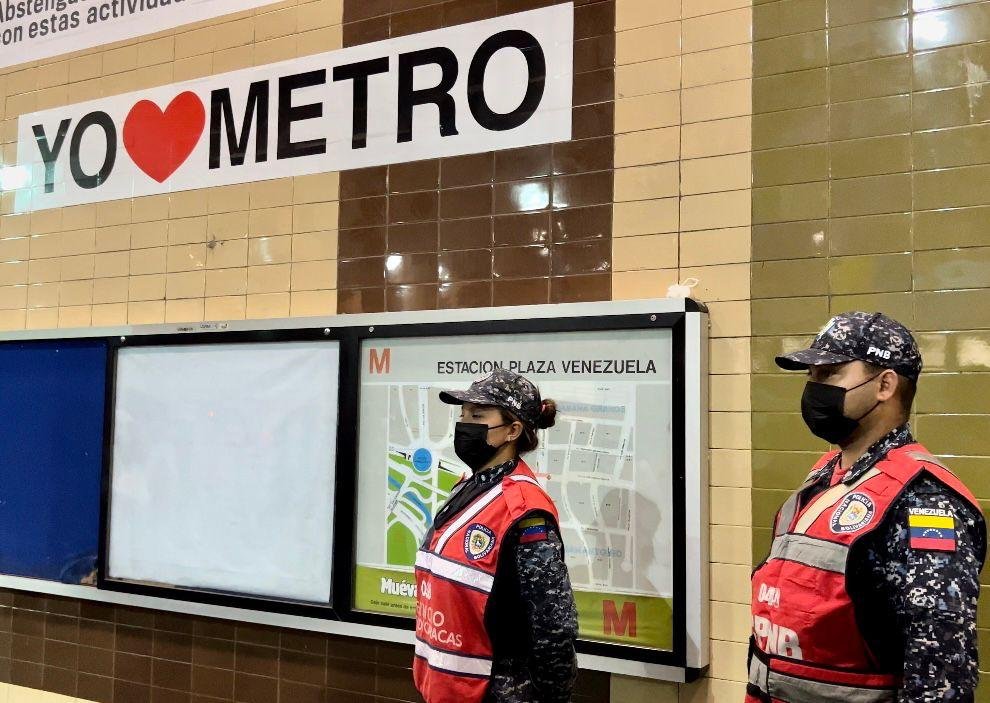 mippci_ven's tweet photo. #EnFotos📸: Con el objetivo de fortalecer el plan integral #ElMetroSeMueveContigo los funcionarios y funcionarias se mantienen  desplegados en el sistema ferroviario garantizando la seguridad y protección de los usuarios y usuarias. 
#ComienzanLosCambiosEnPDVSA https://t.co/CYrmkK1Gc9