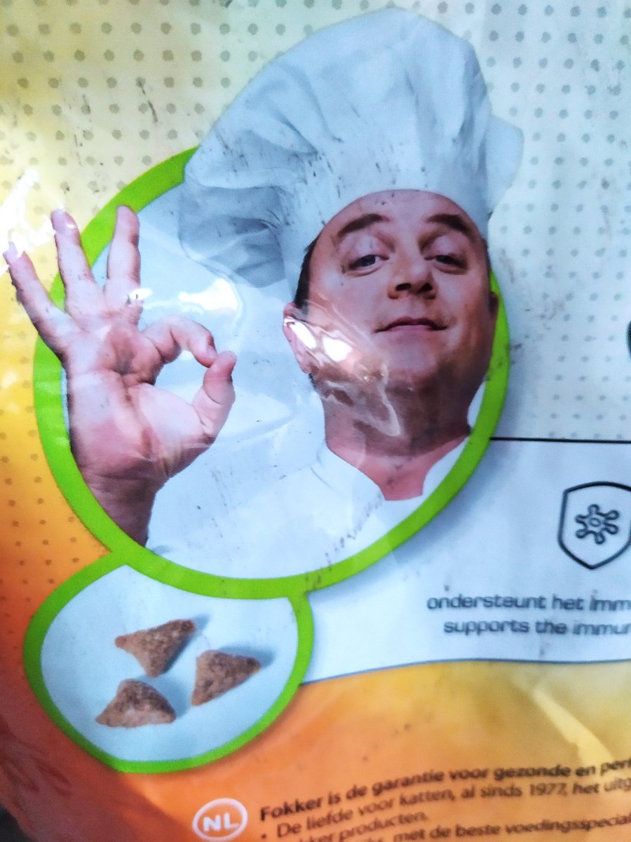 Habundia's tweet image. Dat is met al die #handsigns 
Ze zijn zo "ingeburgerd" dat ze niet opvallen....maar typisch is wel dat juist DIE foto gekozen of geschoten wordt... geposeerd en gestaged....het zijn vast niet de enige foto's die ze maakten. En toch eindigen deze in het openbaar.