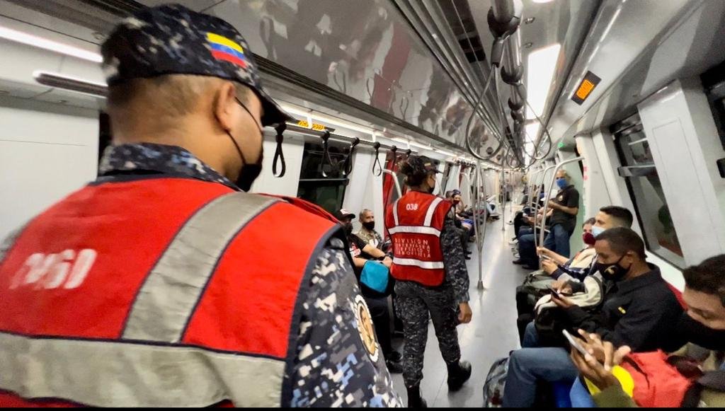 #EnFotos📸: Con el objetivo de fortalecer el plan integral #ElMetroSeMueveContigo los funcionarios y funcionarias se mantienen  desplegados en el sistema ferroviario garantizando la seguridad y protección de los usuarios y usuarias. 
#ComienzanLosCambiosEnPDVSA