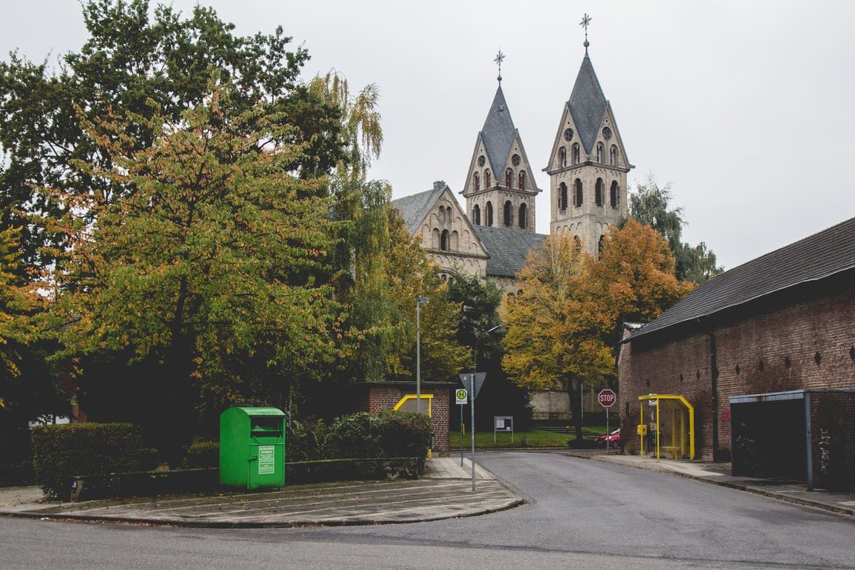 NicolasKersten3's tweet photo. @HenrijsDE Wobei das ganze ehrlich gesagt viel zu spät kommt.  Man hätte einen sehr großen Ort #Immerath mit Dom, Krankenhaus, Kloster, Mühle, Supermarkt, Schule, Bahnhof… retten können.  Es ist unwiederbringlich, alles ist weg https://t.co/3gXDOezADC