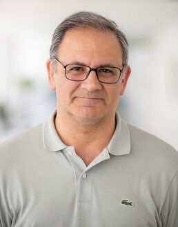 GeSIDA_SEIMC's tweet photo. 🔴 Nuestro compañero el Dr. Esteban Martínez, del @hospitalclinic y antiguo presidente de #GeSIDA, da la bienvenida a 2023 como nuevo presidente de la @EACSociety con esta carta, en la que desgrana proyectos e iniciativas para este año. ¡Enhorabuena! ➡️ https://t.co/WYvA0576rL https://t.co/9225lnHggx