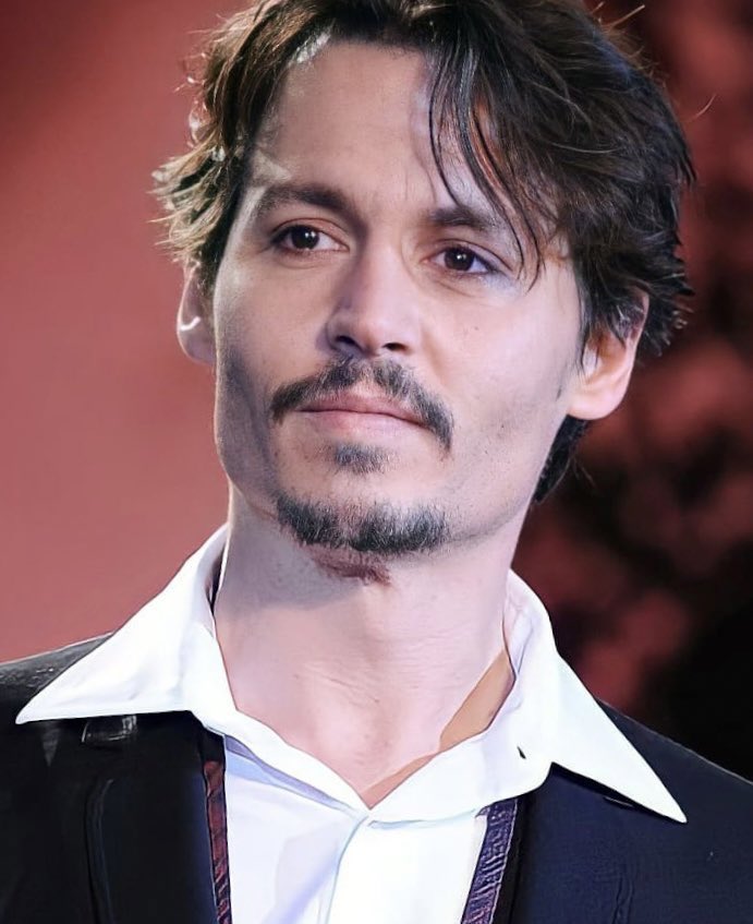 when amber and depp met she was 22 from a working class background. depp was 45, twice her age, powerful, famous, had body guards around him 24/7 and ‘yes men’ covering up for him. how can anyone think amber had power over him?